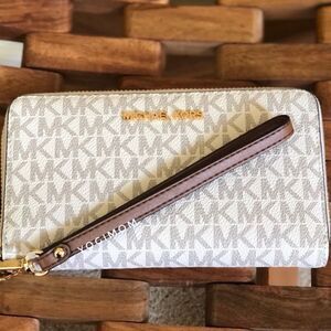 MICHAEL KORS Multifuntional cell phone wristlet wallet pocket book Vanilla Large